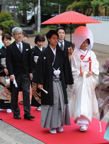 由緒ある神社での厳かな神前結婚式には日本の伝統美をまとおう♡ 和装スタイルフェア